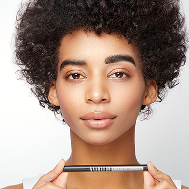 Black model holding the Microblading Pen horizontally