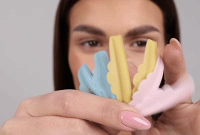 模特在上眼睑上使用硅胶棒