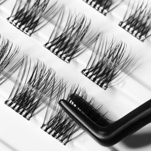 Remove the lashes with the applicator